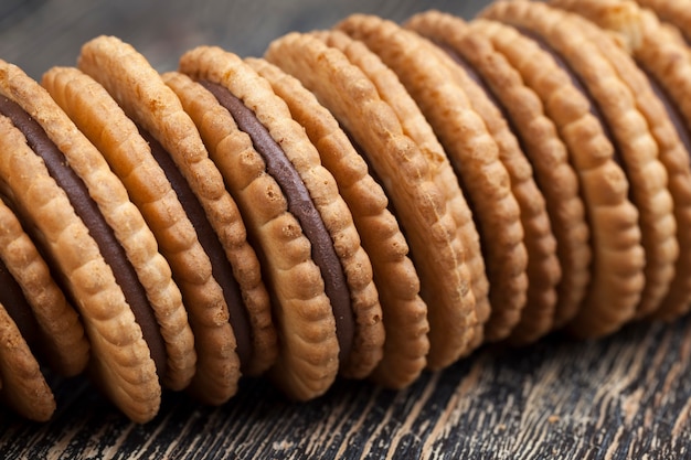 Biscuits ronds fourrés au chocolat