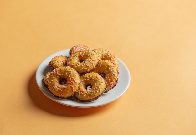 Biscuits ronds sur jaune.