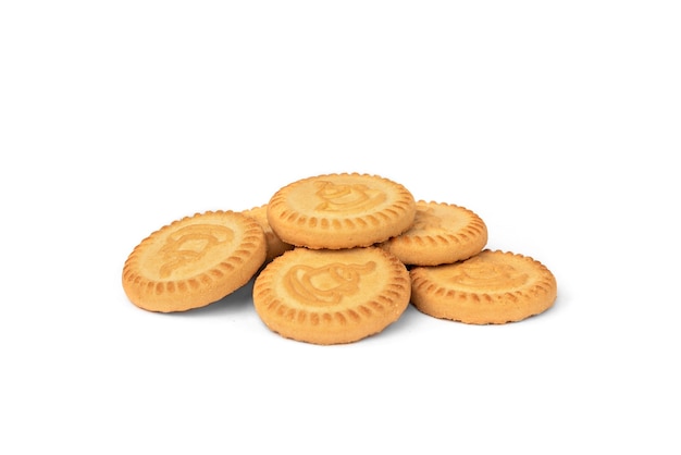 Biscuits ronds pour le thé isolé sur fond blanc.