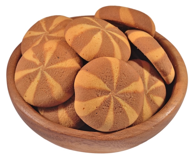 Biscuits ronds sucrés dans un bol en bois sur fond blanc