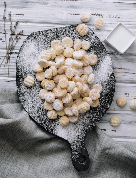 Biscuits ronds sucrés roulés dans du sucre en poudre