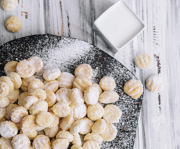 Biscuits ronds sucrés roulés dans du sucre en poudre