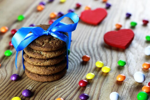 Biscuits avec ruban sur plaque de bonbons