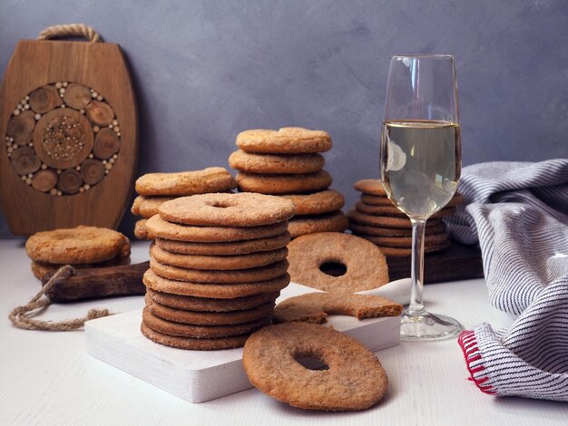 Biscuits sablés anneaux de xérès et un verre de xérès