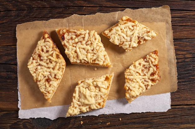 Biscuits sablés faits maison avec de la confiture pour le petit déjeuner sur la vue de dessus de table en bois