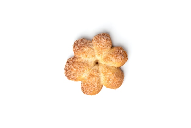 Biscuits sablés en forme de fleur isolé sur blanc.