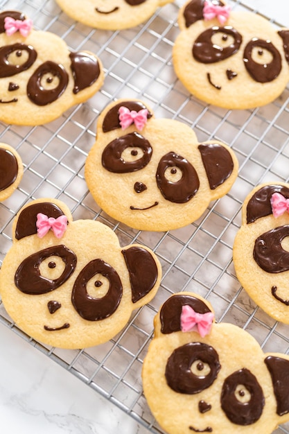 Biscuits sablés en forme de panda avec glaçage au chocolat