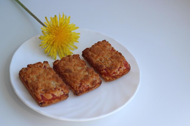 Biscuits sablés rectangulaires à la confiture au thé de pissenlit