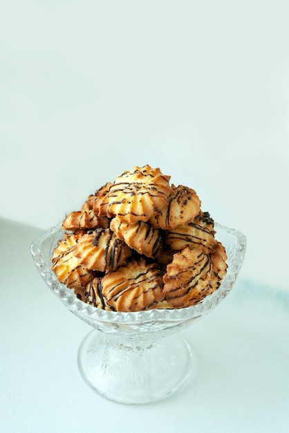 Les biscuits sablés se trouvent dans un vase en cristal