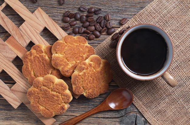 Biscuits sablés et tasse de café sur la table en bois