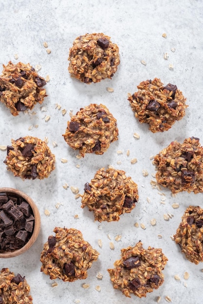 Biscuits sains à la banane avec flocons d'avoine et chocolat