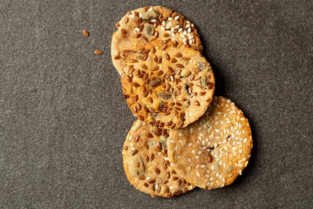 Photo biscuits sains sans gluten à base de farine de grains entiers et de lin convenant aux végétaliens