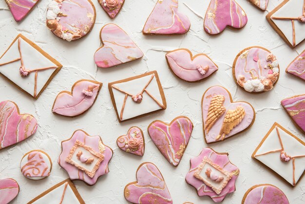 Biscuits de la Saint-Valentin: coeurs, enveloppes, lèvres sur fond blanc