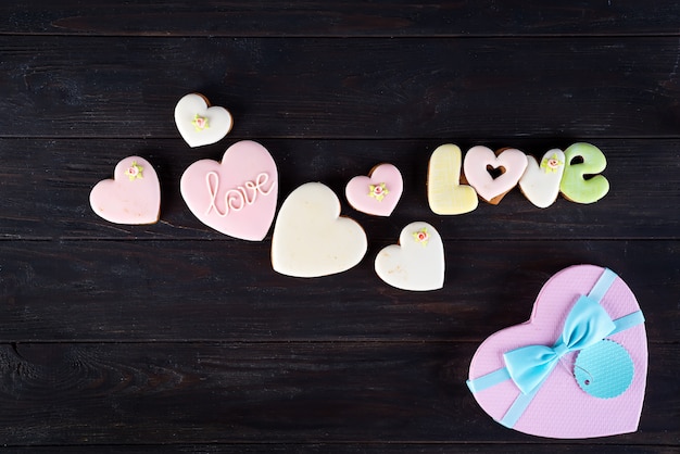 Biscuits de Saint Valentin en forme de coeur sur fond en bois foncé