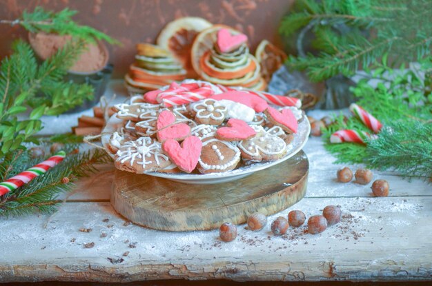 Biscuits de la Saint-Valentin ou de Noël dans un bol Biscuits au coeur de pain d'épice sur fond de bois