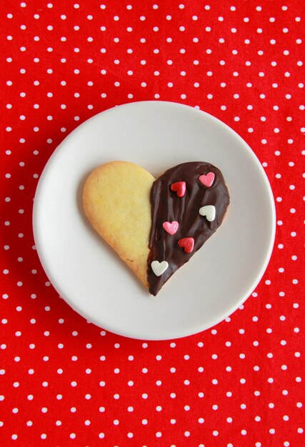 Biscuits de la Saint-Valentin trempés dans du chocolat et décorés de vermicelles