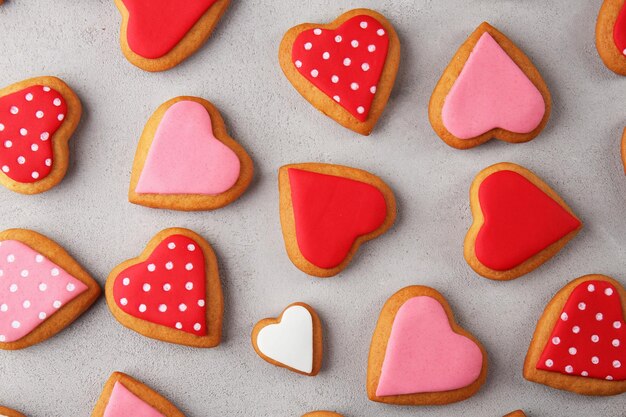 Biscuits de la saint-valentin sur la vue de dessus de fond gris