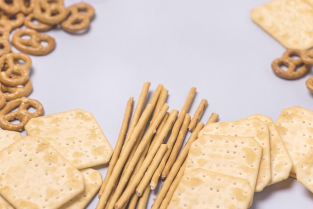 Biscuits salés Bâtonnets de bretzels au-dessus de fond bleu Party Snacks Mix Variété de savoureux craquelins