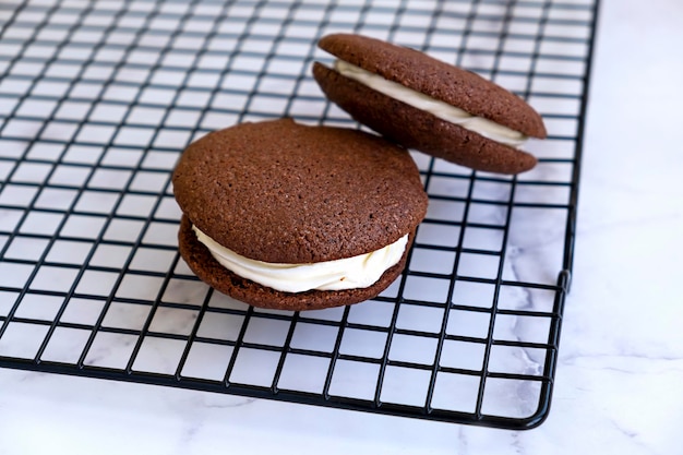 Biscuits sandwich au chocolat faits maison Fond de marbre clair Mise au point sélective