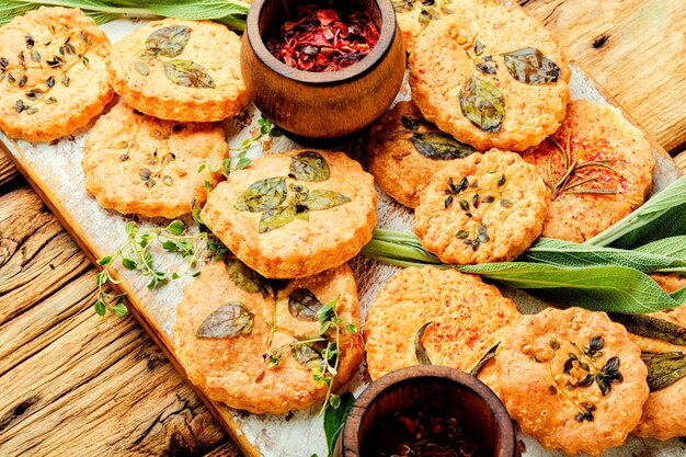 Biscuits à la sauge, au thym et au romarin. Biscuits sablés appétissants faits maison aux herbes épicées