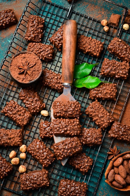 BISCUITS saupoudrés de chocolat et de noix Dessert Vue de dessus Espace pour le texte