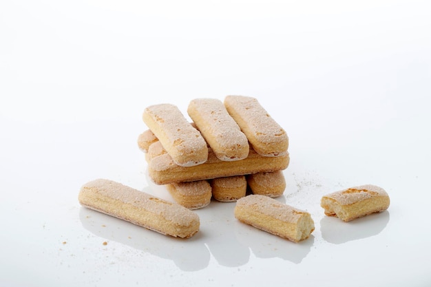 Biscuits Savoiardi sur fond blanc