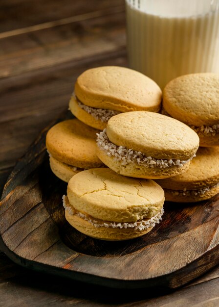 Biscuits savoureux à angle élevé sur planche de bois