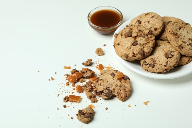 Biscuits savoureux au caramel sur blanc