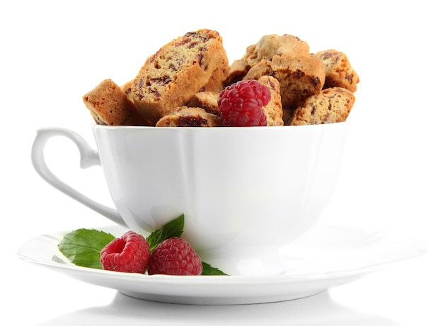 Biscuits savoureux aux framboises dans une tasse isolée sur blanc