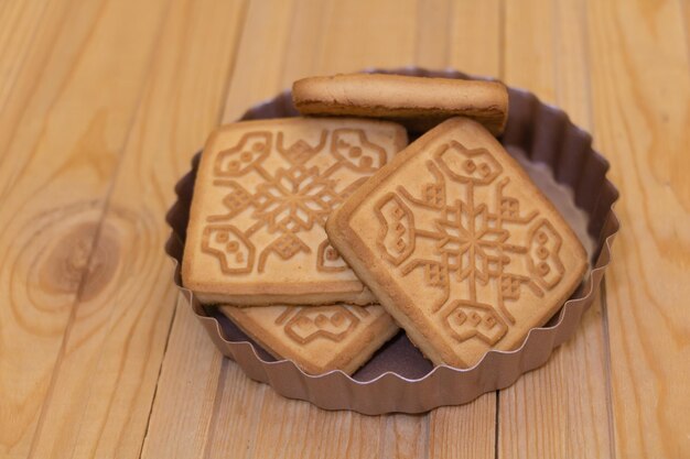 Biscuits savoureux sur fond de bois se bouchent