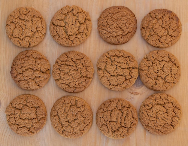 Biscuits savoureux sur fond de bois se bouchent