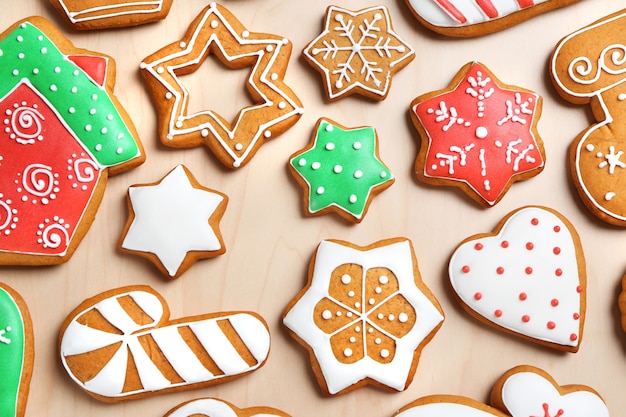 Biscuits savoureux de pain d'épice sur le fond en bois