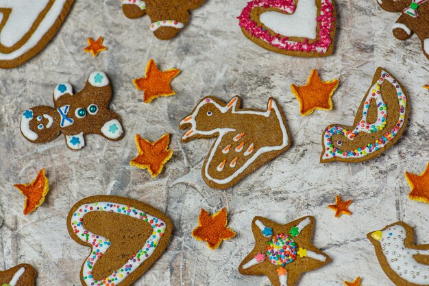 Biscuits savoureux de pain d'épice de Noël sur le fond en bois