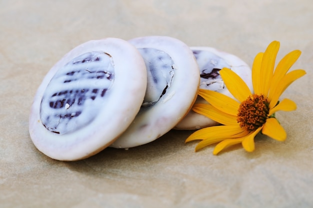 Biscuits savoureux sur un papier avec fleur jaune