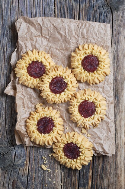 Biscuits savoureux sur table en bois