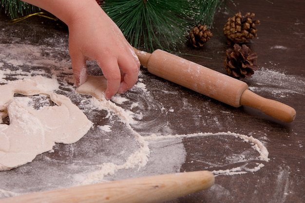 Biscuits sculptés à la main pour enfants, nouvel an, fond de noël, lieu de copie, biscuit en forme d'étoile, table en bois foncé