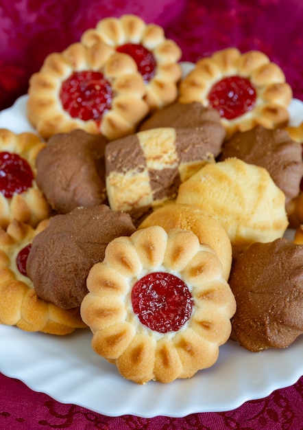 Biscuits secs sucrés avec de la confiture idéaux pour le thé