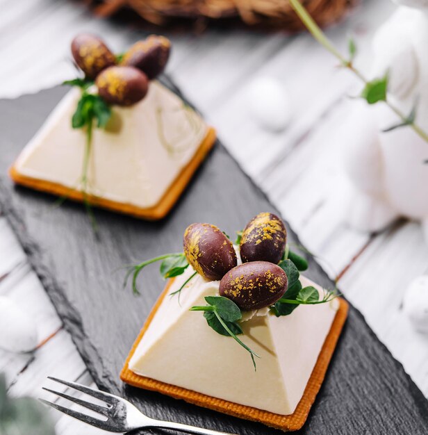 Des biscuits soufflé au dessert avec des œufs de Pâques au chocolat