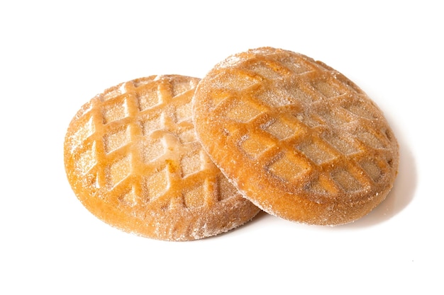 Biscuits strudel au dessert avec de la confiture de pommes et de la cannelle sur fond blanc