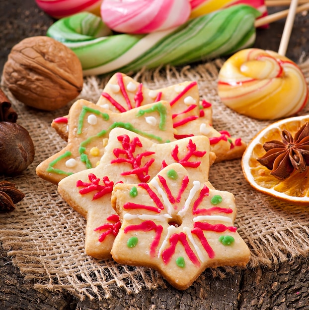 Biscuits et sucettes de pain d'épice de Noël sur fond de bois ancien