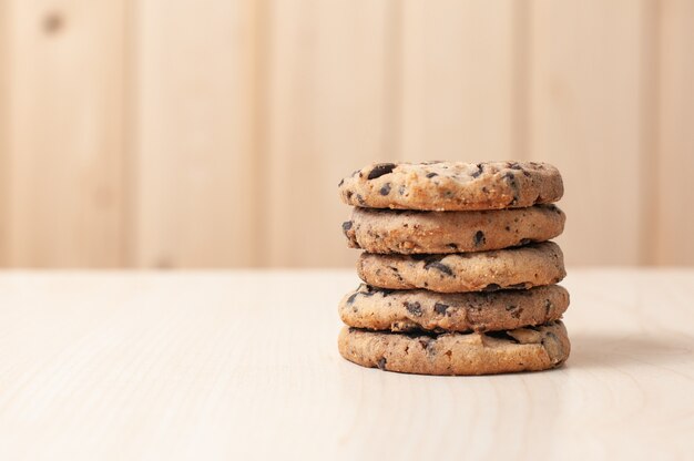 Biscuits sucrés aux noix et grains de chocolat