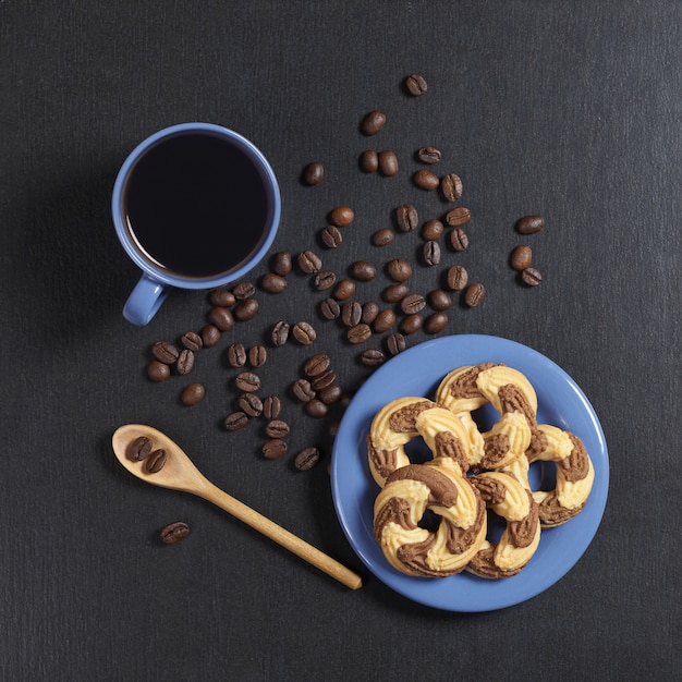 Biscuits sucrés et café dans des plats bleus