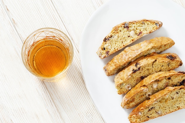 Biscuits sucrés cantuccini et vin doux