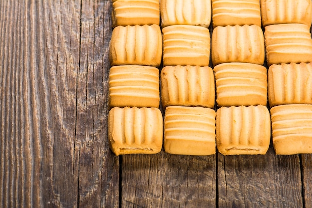 Biscuits sucrés sur fond de bois