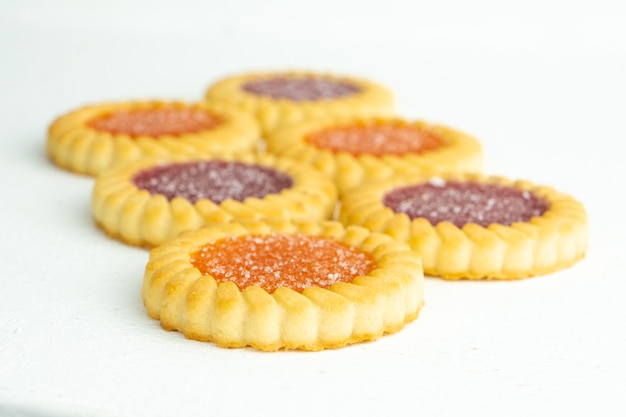 Biscuits sucrés fourrés à la confiture de baies et d'orange