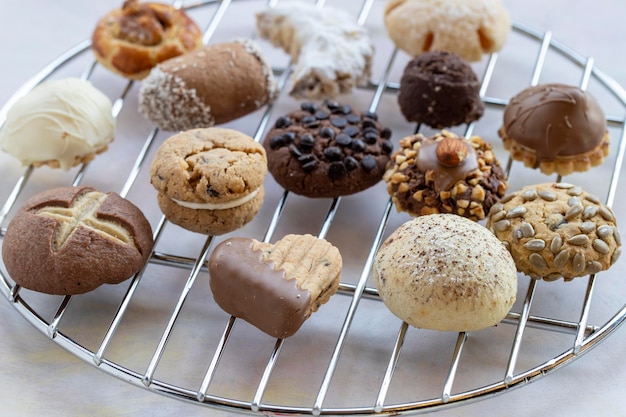 Biscuits sucrés frais sur fond blanc