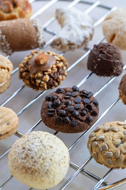 Biscuits sucrés frais sur fond blanc