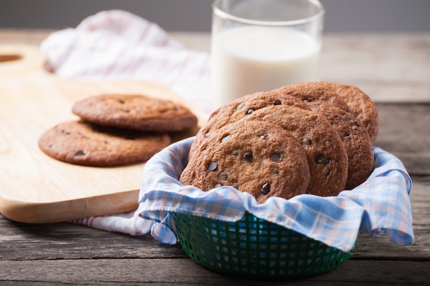 Biscuits sur table en bois