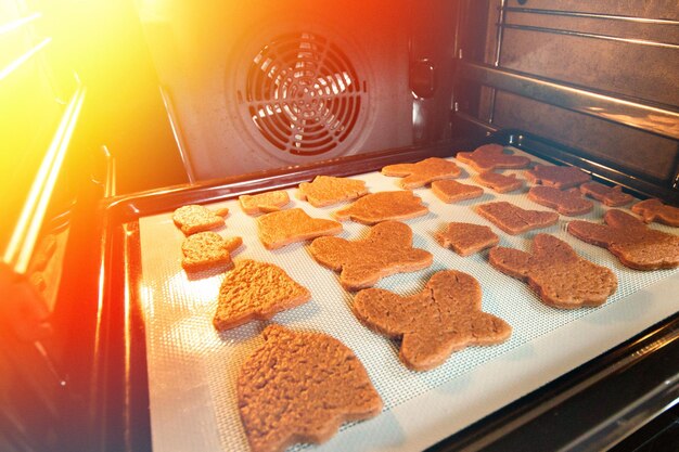 Biscuits sur un tapis en silicone résistant à la chaleur sur une plaque à pâtisserie au four