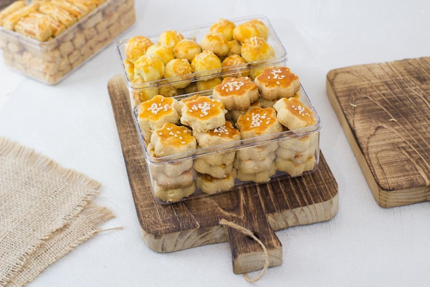 Biscuits à la tarte à l'ananas indonésiens faits maison ou Nastar servis pour célébrer Idul Fitri ou Eid al Fitr